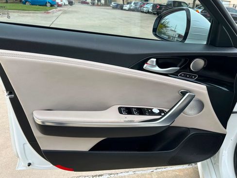 Used 2018 Kia Stinger Premium RWD image 10