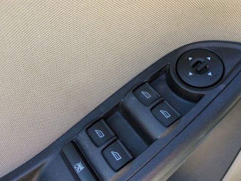 Used 2015 Ford Focus SE FWD image 12