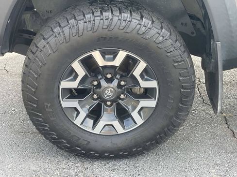 Used 2022 Toyota Tacoma TRD Off-Road AWD/4WD image 12
