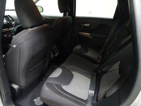 Used 2018 Jeep Cherokee Latitude w/ Altitude Package image 34