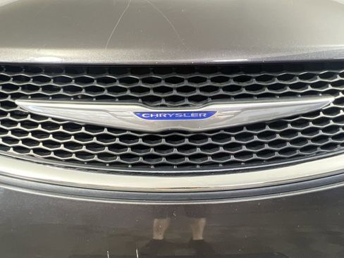Used 2018 Chrysler Pacifica Touring-L w/ Premium Audio Group FWD image 32