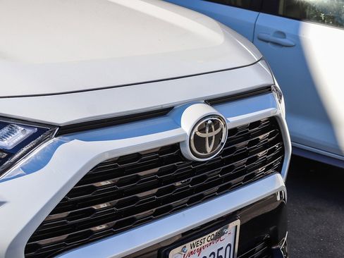 Used 2025 Toyota RAV4 SE image 6