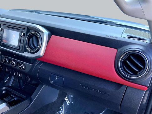 Used 2019 Toyota Tacoma SR5 AWD/4WD image 16