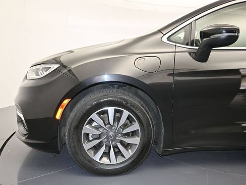 Used 2023 Chrysler Pacifica Touring-L FWD image 9