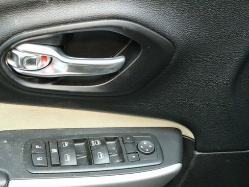 Used 2017 Jeep Cherokee Sport image 17