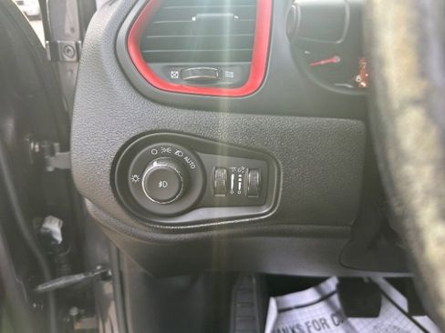 Used 2016 Jeep Renegade Trailhawk image 23