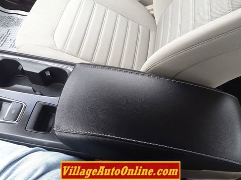 Used 2020 Ford Fusion SE image 25