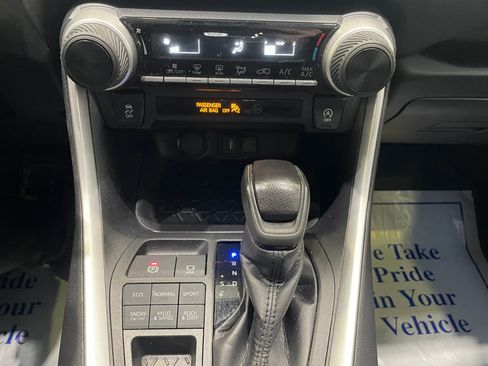 Used 2021 Toyota RAV4 LE AWD/4WD image 16