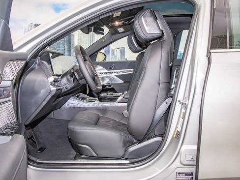 Used 2025 BMW i7 xDrive60 w/ Premium Package image 21