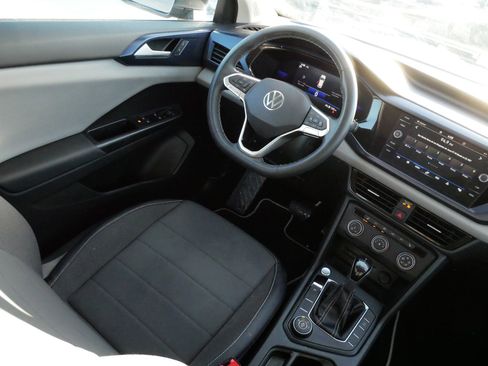 Certified 2022 Volkswagen Taos SE w/ Panoramic Sunroof Package image 9