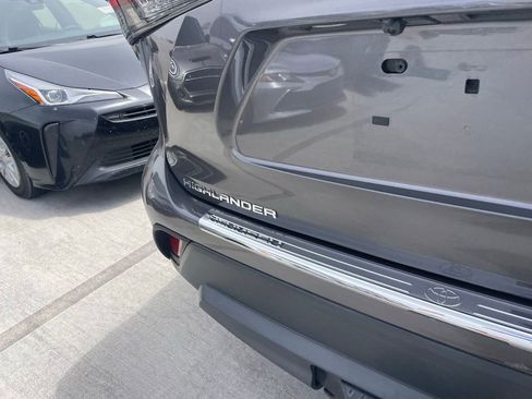 Used 2021 Toyota Highlander XLE FWD image 5