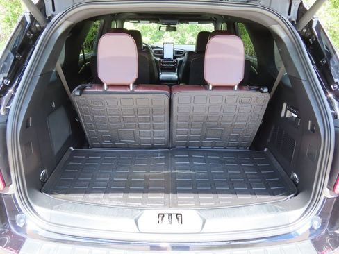 Used 2023 Ford Explorer Platinum w/ Technology Package AWD/4WD image 20