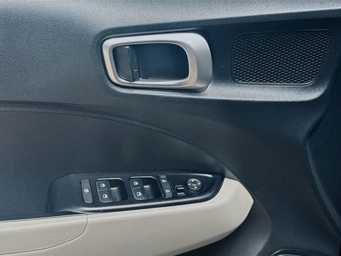 Used 2022 Hyundai Venue SEL FWD image 14