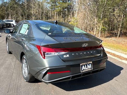 New 2026 Hyundai Elantra SE image 3
