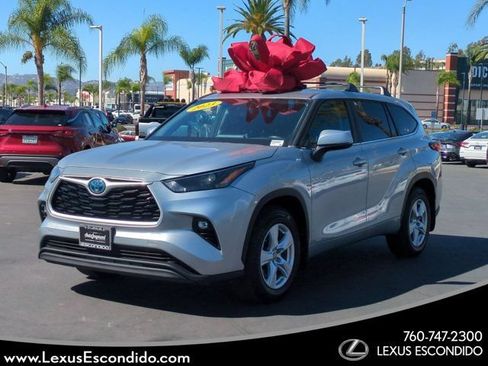 Used 2023 Toyota Highlander LE AWD/4WD image 1