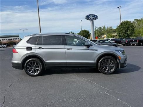 Used 2023 Volkswagen Tiguan SE FWD image 3