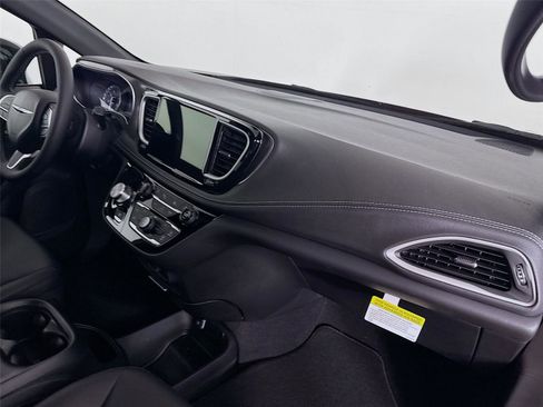 New 2026 Chrysler Pacifica Select image 31