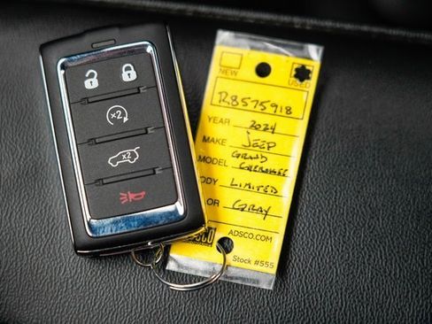 Used 2024 Jeep Grand Cherokee Limited image 34