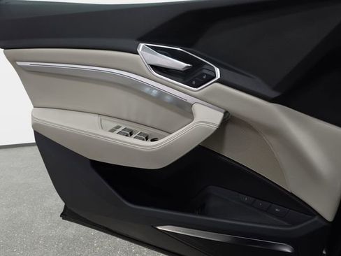 Used 2021 Audi e-tron Premium Plus image 27