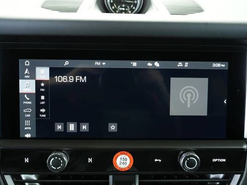 Certified 2025 Porsche Macan AWD/4WD image 18
