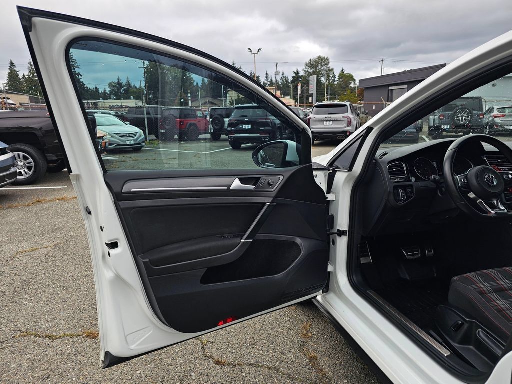 Used 2020 Volkswagen Golf 4-Door FWD image 18