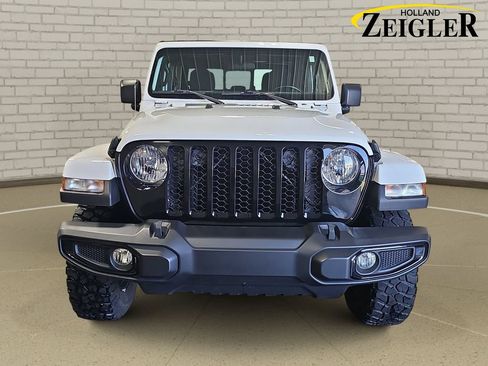 Used 2023 Jeep Gladiator Sport AWD/4WD image 2