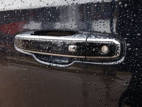 Used 2022 GMC Yukon SLT w/ SLT Premium Package image 24