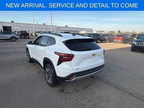Used 2024 Chevrolet Trax LT w/ Sunroof Package FWD image 7