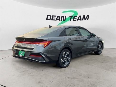 Used 2025 Hyundai Elantra Limited image 8