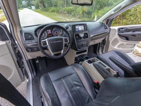 Used 2012 Chrysler Town & Country Touring w/ Entertainment Group #1 FWD image 17