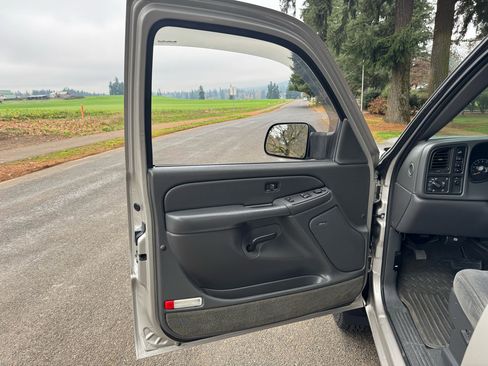 Used 2005 Chevrolet Silverado 2500 LS image 24