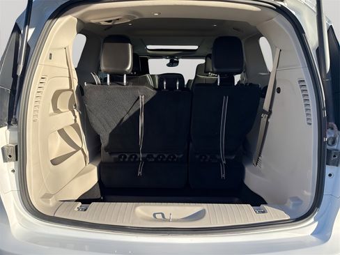 Used 2023 Chrysler Pacifica Limited image 17