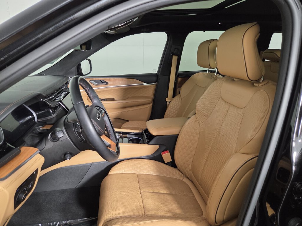 Used 2023 Jeep Grand Cherokee Summit AWD/4WD image 9