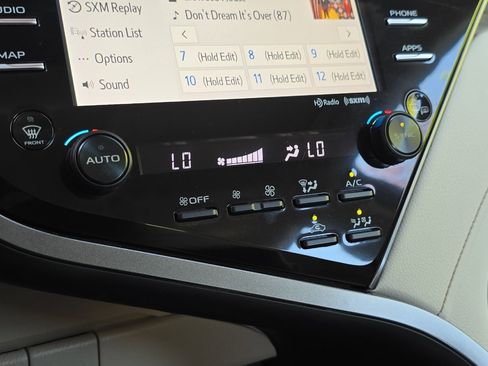 Used 2020 Toyota Camry XLE image 21