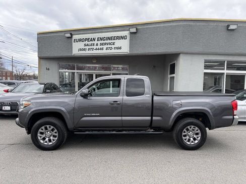 Used 2016 Toyota Tacoma SR5 w/ Exterior Package image 4