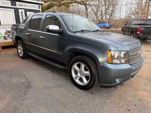 Used 2010 Chevrolet Avalanche LTZ image 3