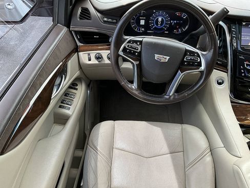 Used 2017 Cadillac Escalade ESV Luxury AWD/4WD image 34