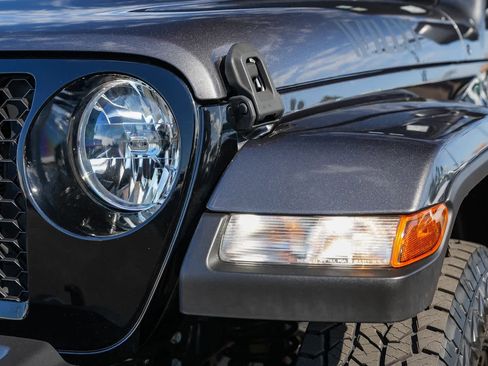 Used 2023 Jeep Gladiator Sport image 8