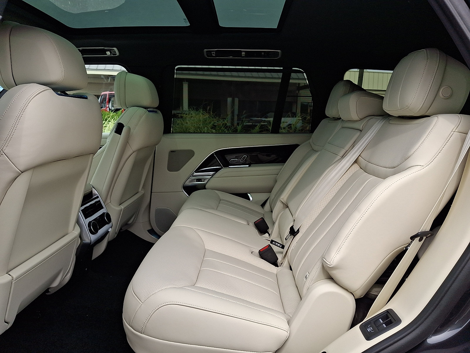 New 2027 Land Rover Range Rover Long Wheelbase SE AWD/4WD image 7