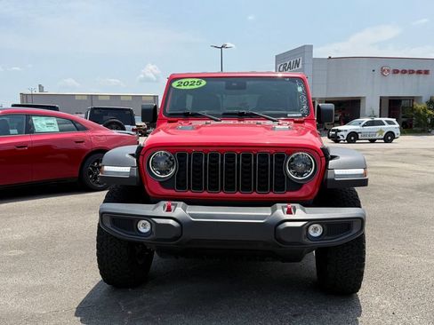 Used 2025 Jeep Wrangler Unlimited Rubicon AWD/4WD image 2
