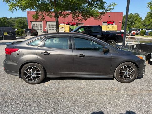 Used 2016 Ford Focus SE w/ SE Sport Package FWD image 8