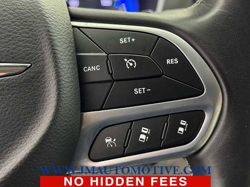 Used 2021 Chrysler Pacifica Touring-L image 40