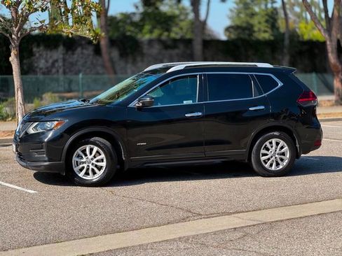 Used 2018 Nissan Rogue SV FWD image 13