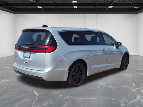 Used 2024 Chrysler Pacifica Touring-L FWD image 5