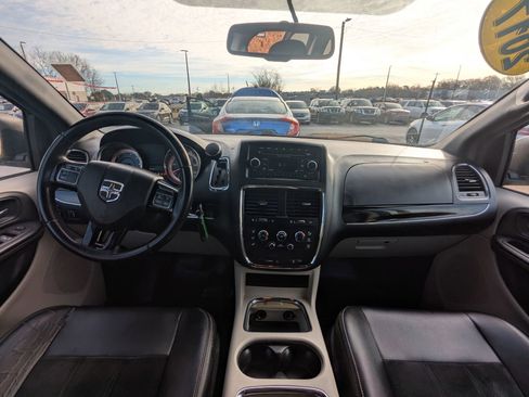 Used 2017 Dodge Grand Caravan SXT image 13