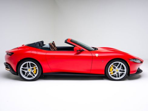 Used 2025 Ferrari Roma Spider image 33