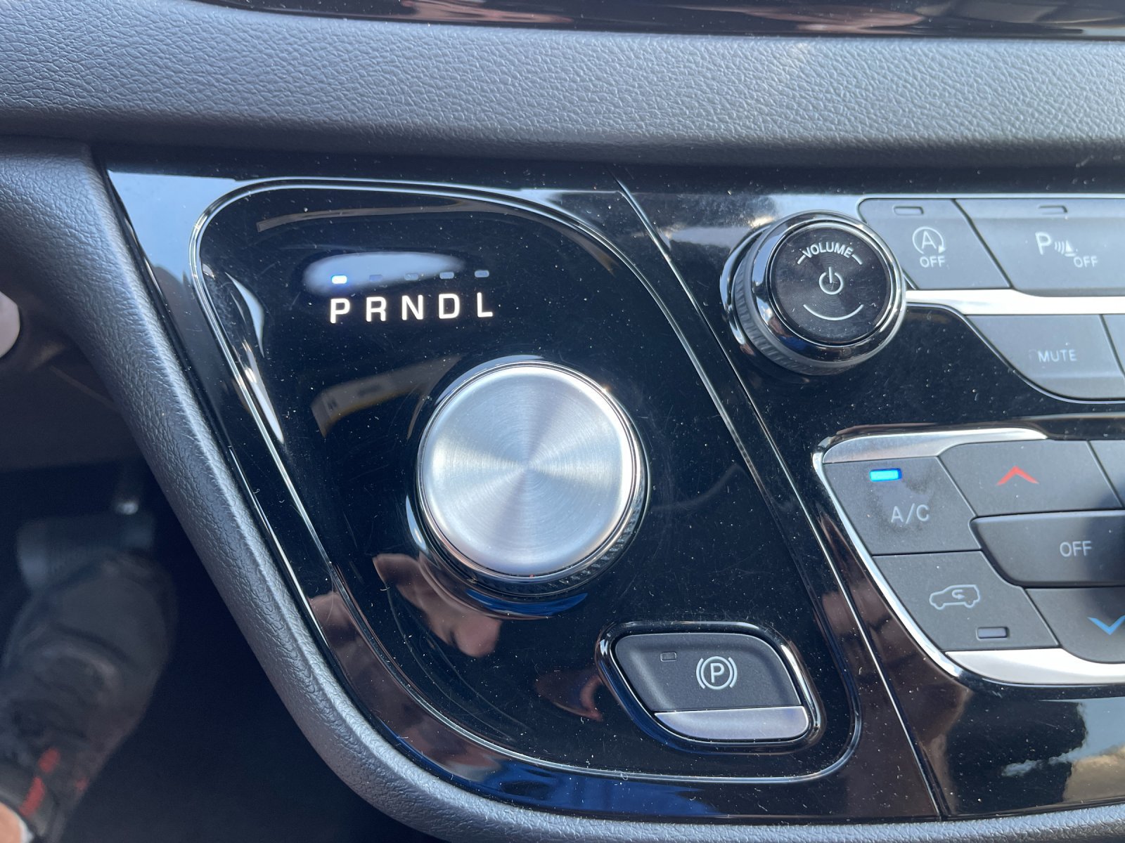 Used 2025 Chrysler Pacifica Select FWD image 25