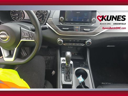 Used 2024 Nissan Altima 2.5 SV FWD image 23