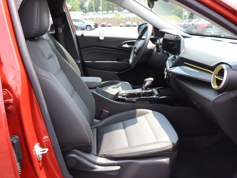 Used 2024 Chevrolet Trax LT FWD image 28