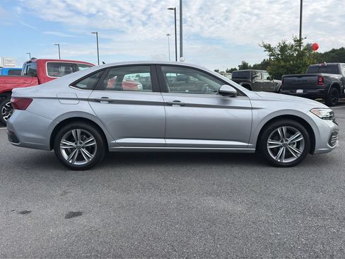 Used 2024 Volkswagen Jetta SE FWD image 4